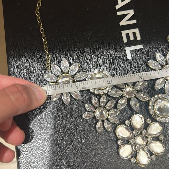 Flower gunmetal stone statement necklace - Picture 12 of 15